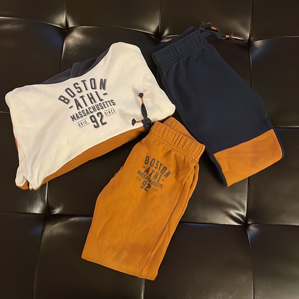 H&M Boys 3 piece sweatsuit- 5T/6 - Picture 2 of 5